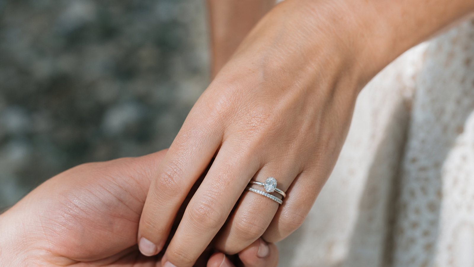 Alliance et bague de fiançailles en diamant portées ensemble au même doigt