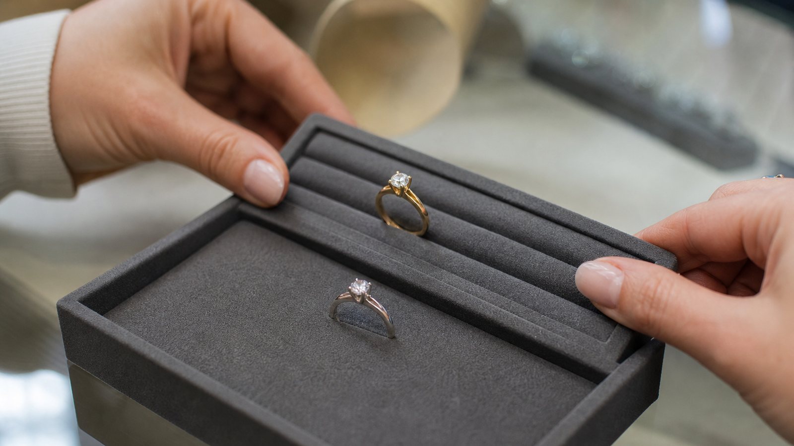 Bagues en or blanc, or jaune, or rose et platine comparées pour un choix de métal